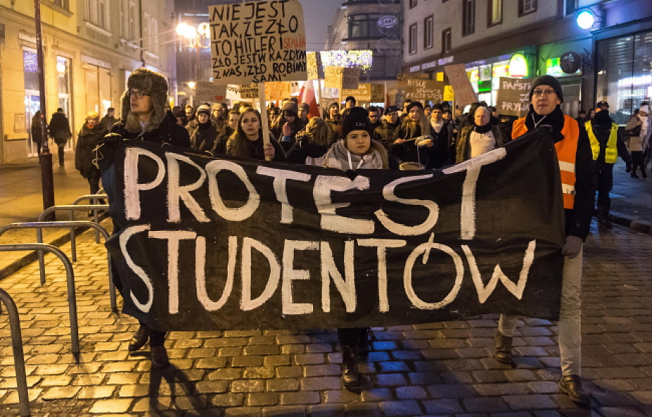 Studenckie protesty m.in. przeciwko łamaniu konstytucji