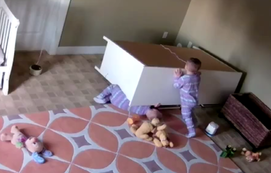 2-latek podniósł szafę, by uratować swojego brata bliźniaka