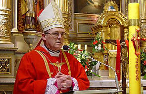 Polski biskup adoptował syryjską rodzinę, za nim poszli diecezjanie