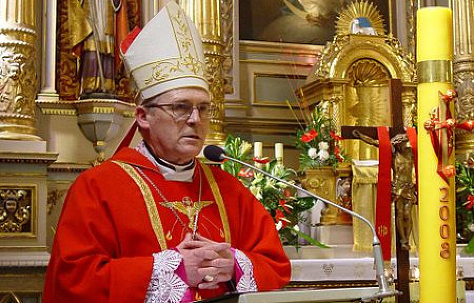 Polski biskup adoptował syryjską rodzinę, za nim poszli diecezjanie