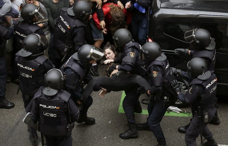 Trwa referendum w Katalonii; policja konfiskuje urny i walczy z uczestnikami plebiscytu [WIDEO]