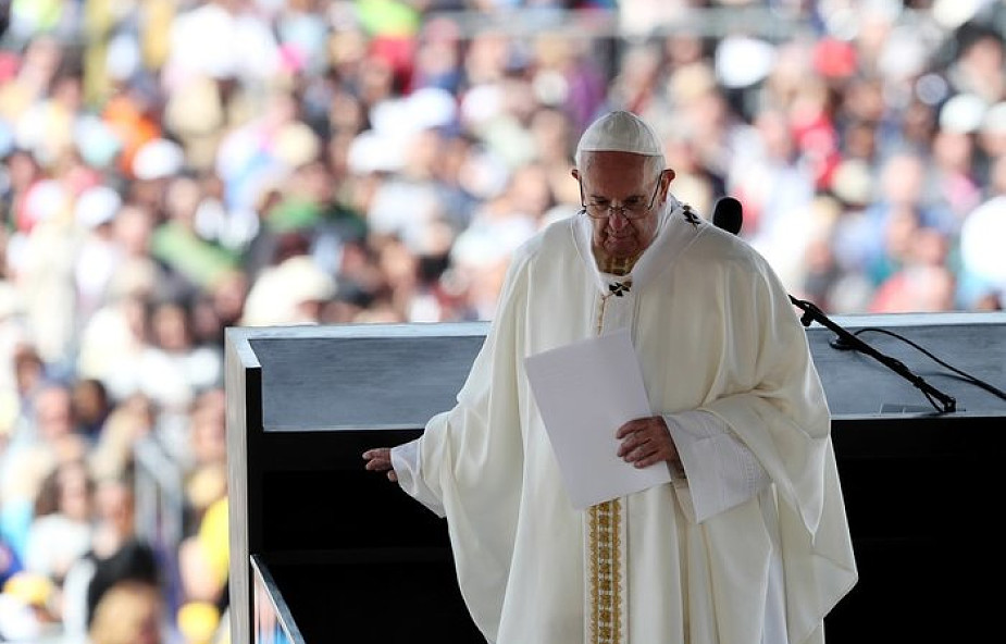 Papież Franciszek do pielgrzymów w Fatimie: nie oddalajcie się od Matki i różańca
