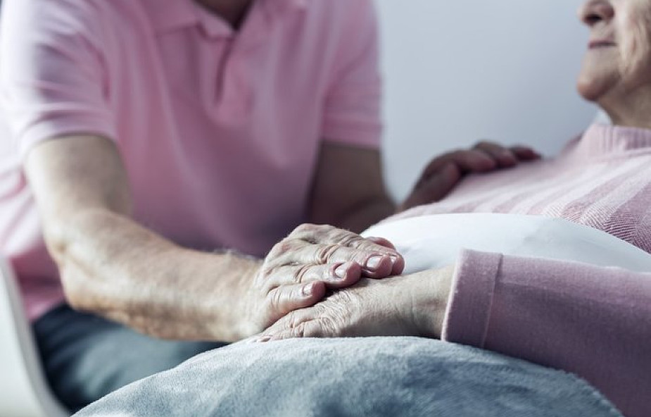 37 hospicjów w kampanii "Opiekun rodzinny - nie musi być sam", celem zachęcenie do pomocy opiekunom