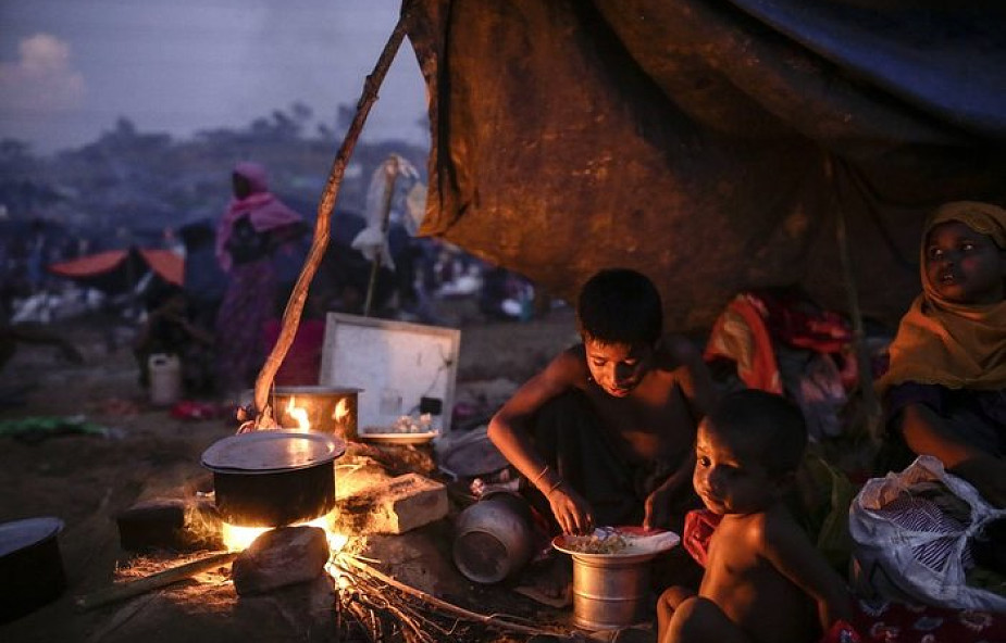 Bangladesz: wizyta kard. D'Rozario w obozach dla uchodźców