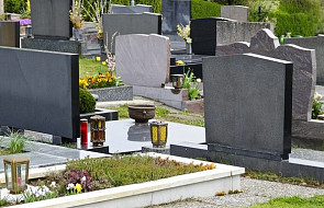 Bezdomni posprzątają groby nieznanych zmarłych na Cmentarzu Południowym