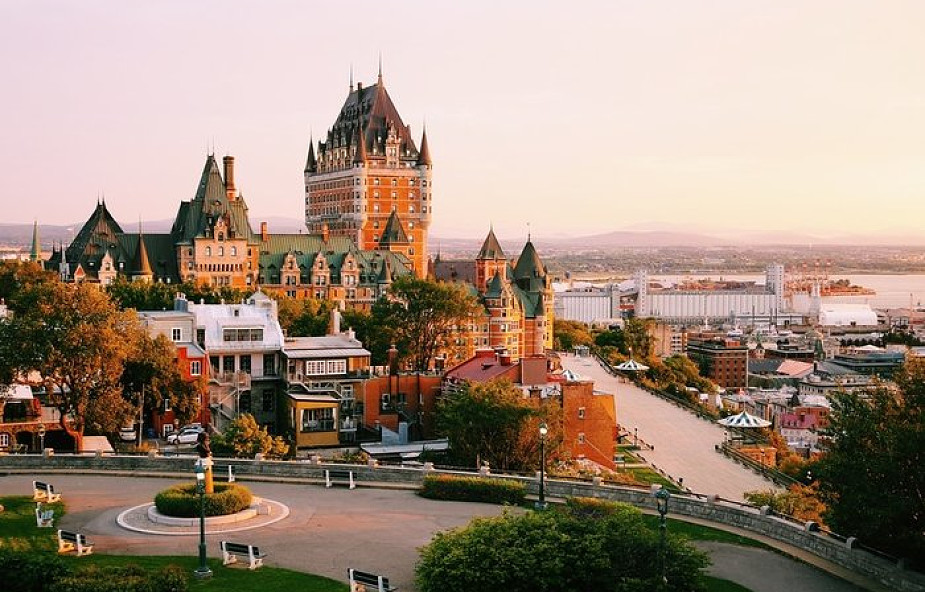 Kanada:  prowincji Quebec przyjęto ustawę o neutralności religijnej