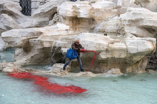 Dlaczego woda w rzymskiej fontannie zrobiła się czerwona? 10 lat temu było podobnie - zdjęcie w treści artykułu