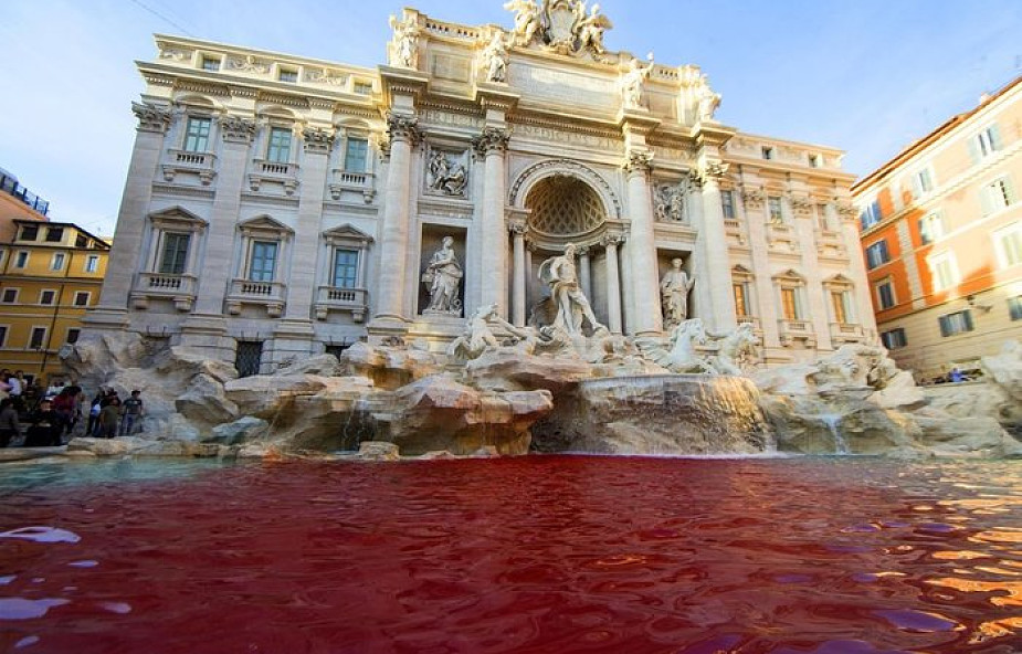 Dlaczego woda w rzymskiej fontannie zrobiła się czerwona? 10 lat temu było podobnie