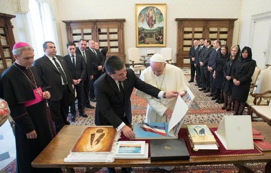 Papież Franciszek otrzymał dary od prezydenta Paragwaju