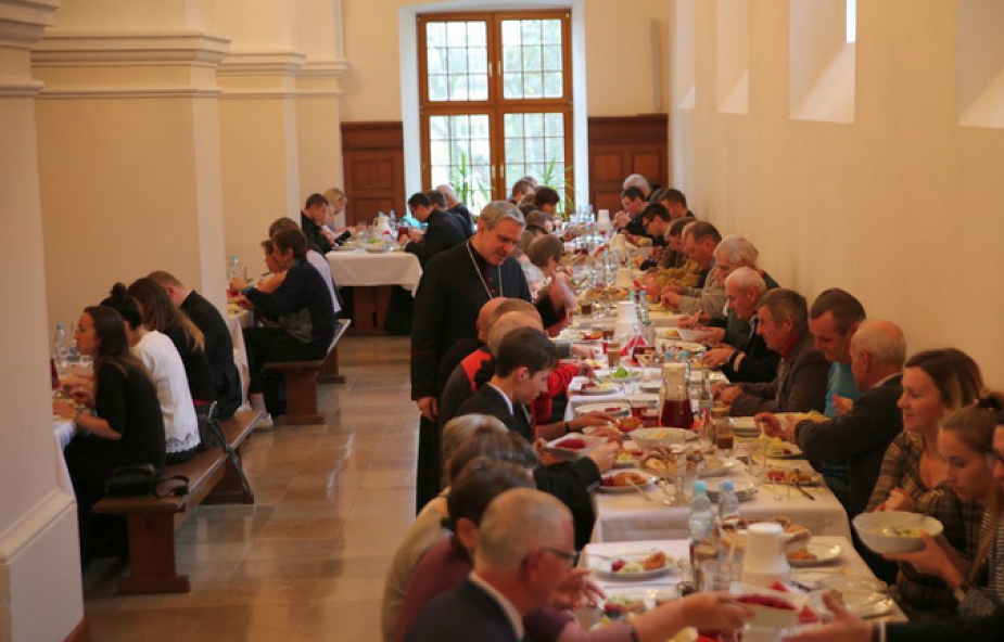 Światowy Dzień Ubogich w diecezji sandomierskiej: wspólny posiłek bpa Nitkiewicza z ubogimi