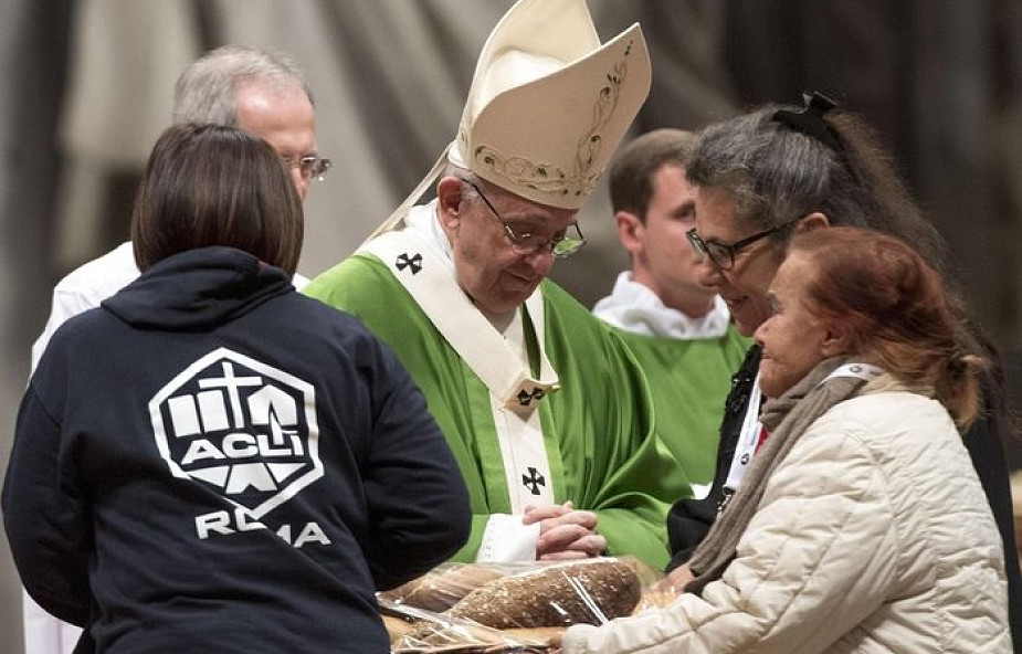 Papież na Święto Ubogich: Bóg nie jest kontrolerem szukającym ludzi jeżdżących na gapę