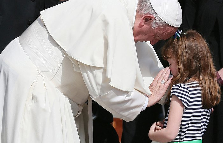 Papież: pracujmy, aby dzieci mogły być uśmiechnięte i zachowały spojrzenie czyste, pełne radości