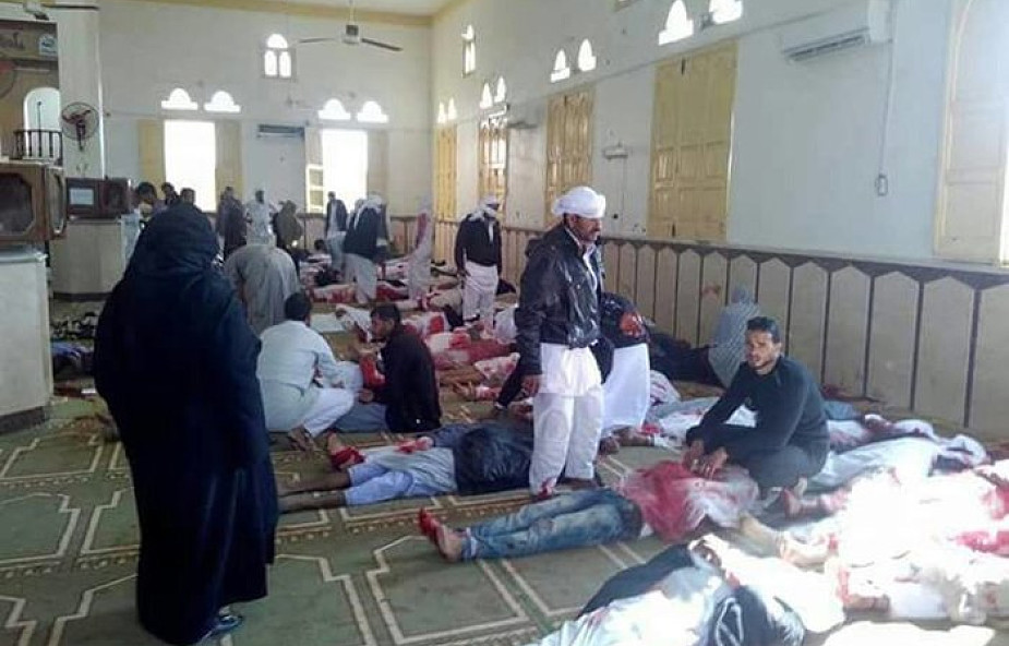 Egipt: pierwszy dzień żałoby narodowej po krwawym zamachu na Synaju