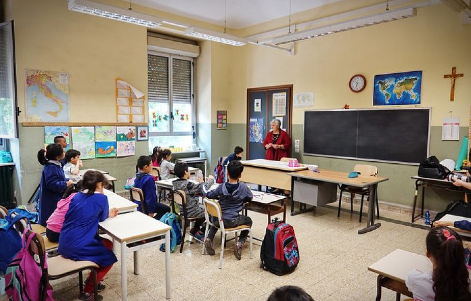 Włochy: uczniowie i rodzice modlą się przed szkołą w Palermo
