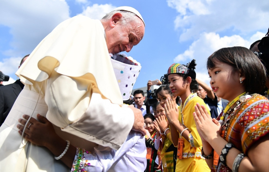 Mjanma: tysiące katolików witało papieża na ulicach Rangunu