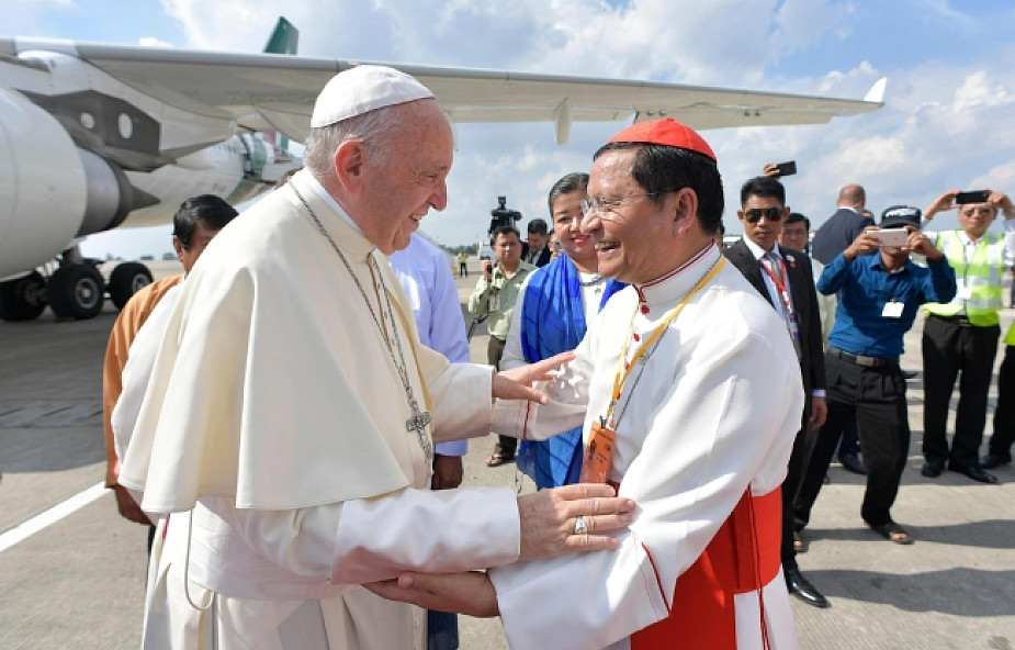 Mjanma: uchodźcy z ludu Kaczin ofiarowali papieżowi pastorał