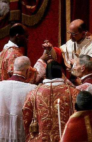 Dlaczego papież pił Krew Pańską przez rurkę? - zdjęcie w treści artykułu nr 1