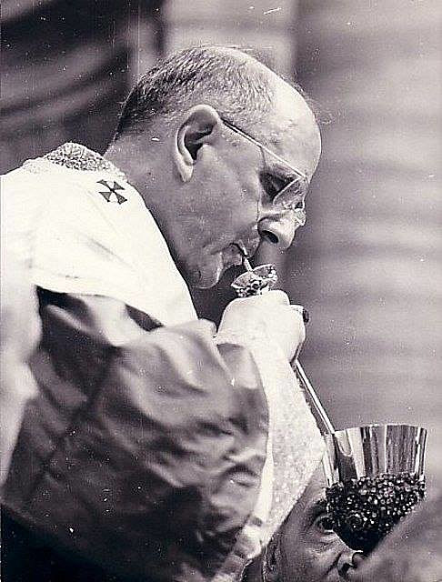 Dlaczego papież pił Krew Pańską przez rurkę? - zdjęcie w treści artykułu