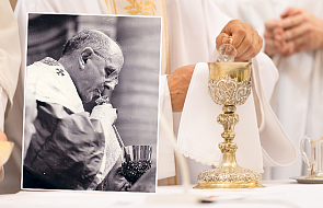 Dlaczego papież pił Krew Pańską przez rurkę?
