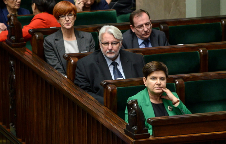 Mazurek: premier Beata Szydło zaproponowała niewielkie zmiany w rządzie