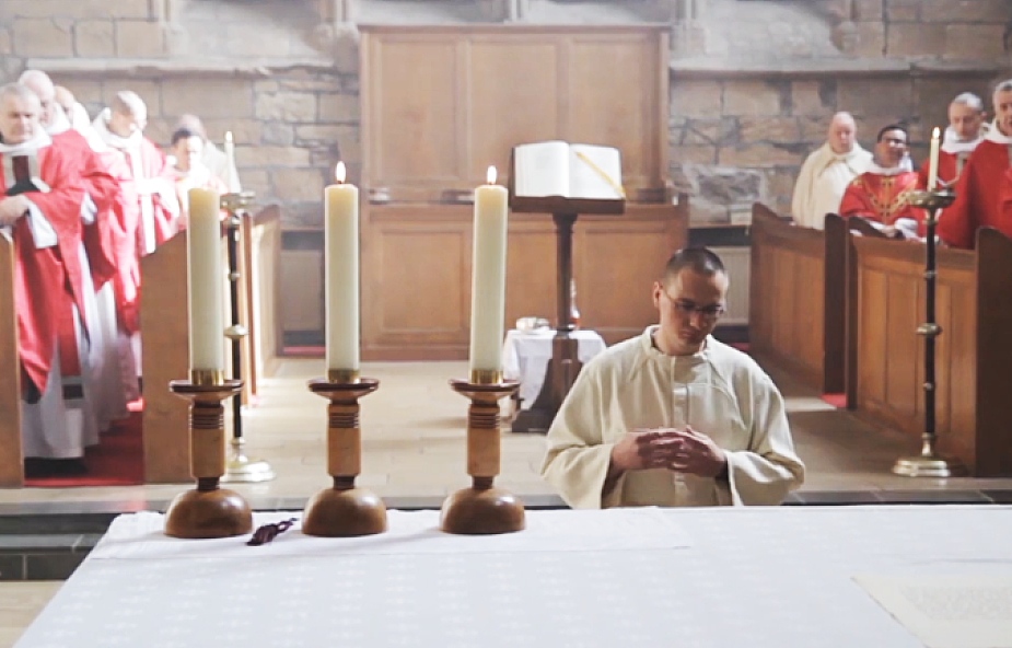 Poznaj człowieka, który szuka Boga w średniowiecznym klasztorze w Szkocji