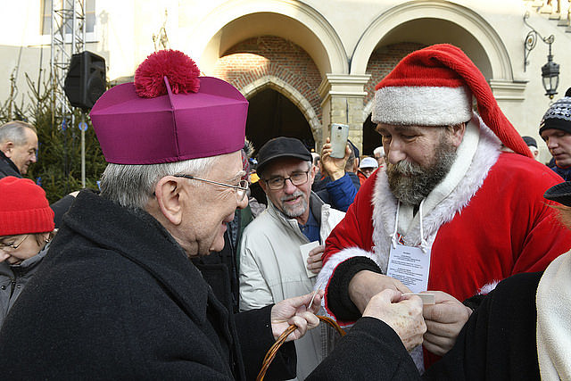 Co Arcybiskup Jędraszewski robi przed świętami? Podpatrzyliśmy jego wizytę w centrum Krakowa - zdjęcie w treści artykułu nr 2