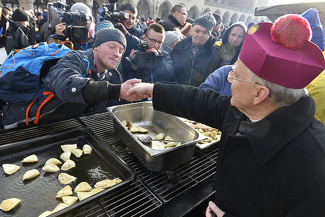 Co Arcybiskup Jędraszewski robi przed świętami? Podpatrzyliśmy jego wizytę w centrum Krakowa - zdjęcie w treści artykułu nr 1