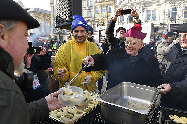 Co Arcybiskup Jędraszewski robi przed świętami? Podpatrzyliśmy jego wizytę w centrum Krakowa - zdjęcie w treści artykułu