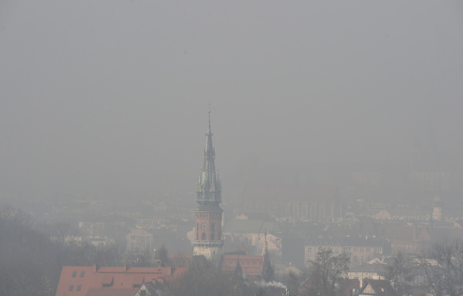 KE chce wykorzystać smog w rozmowach z Polską