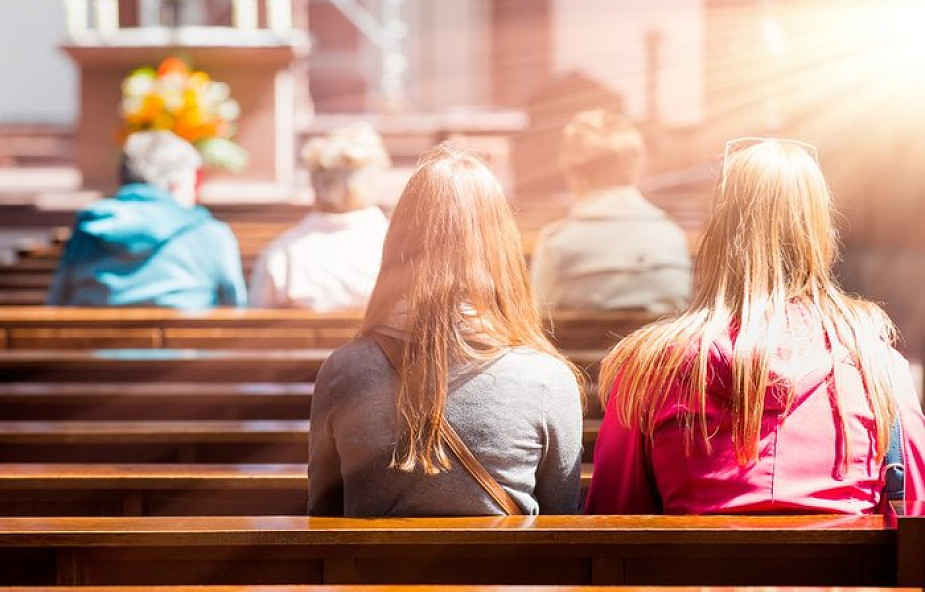 GUS: prawie połowa Polaków chodzi do kościoła raz w tygodniu