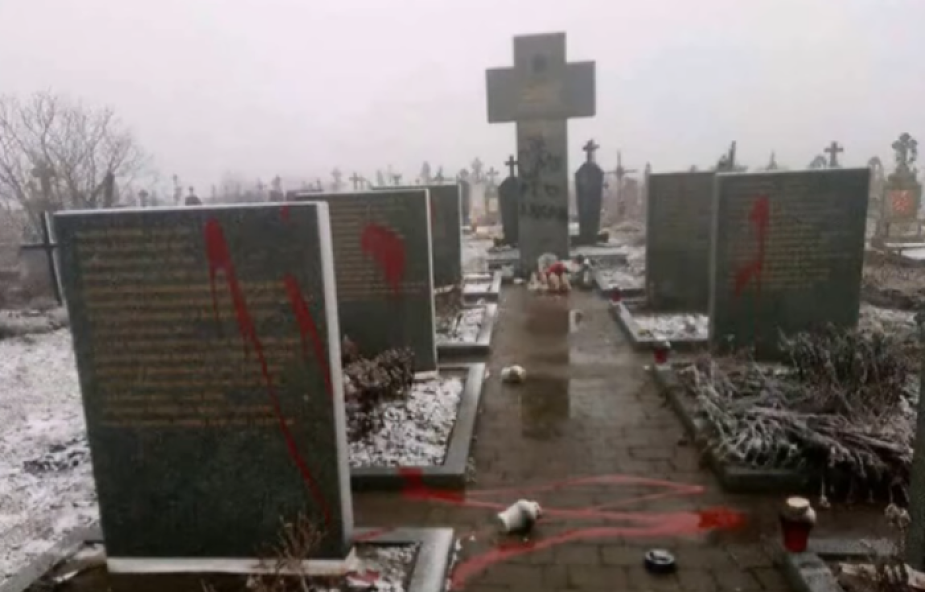 Ukraińska policja oczyściła polskie pomniki