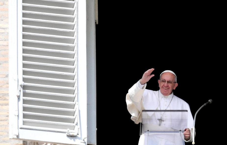 Papież: krzyż nie jest ozdobą do noszenia