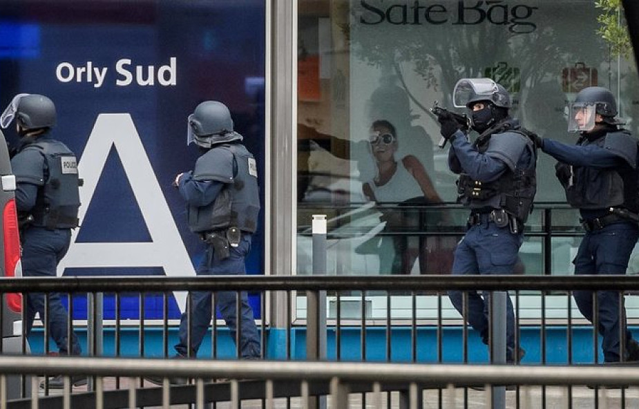 Francja: na lotnisku zastrzelono mężczyznę, który ukradł broń żołnierzowi