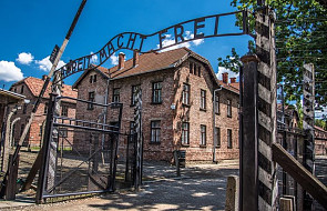 Kilka osób rozebrało się przy bramie byłego obozu Auschwitz