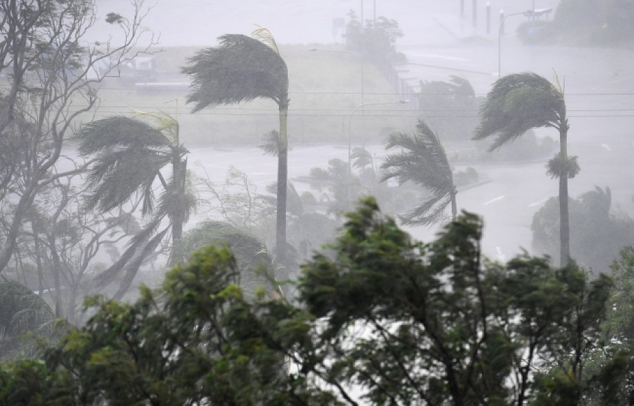 Cyklon Debbie dotarł do wybrzeża Australii