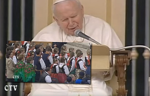 Jan Paweł II śpiewa po polsku z dziećmi w czasie audiencji
