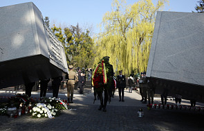 Premier i politycy uczcili pamięć ofiar katastrofy smoleńskiej