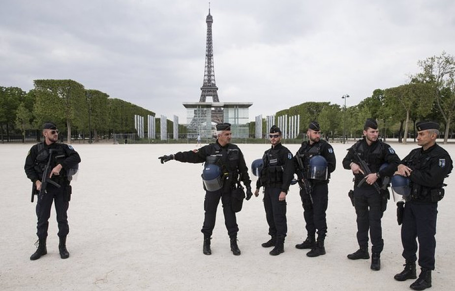 Paryż: mężczyzna groził policjantowi nożem