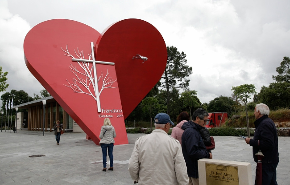 22-tonowe czerwone serce dla papieża w Fatimie
