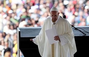 Dlaczego Franciszek nazwał się "biskupem ubranym na biało"?