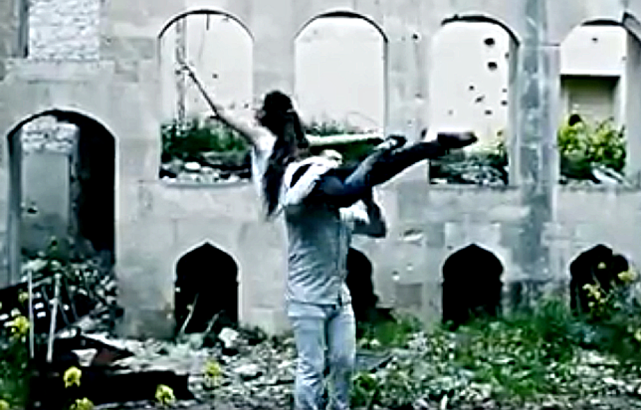 Niezwykły taniec w ruinach zniszczonego Aleppo [WIDEO]