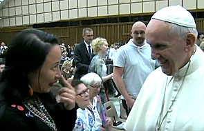 Kobieta pocałowała papieża "po eskimosku"