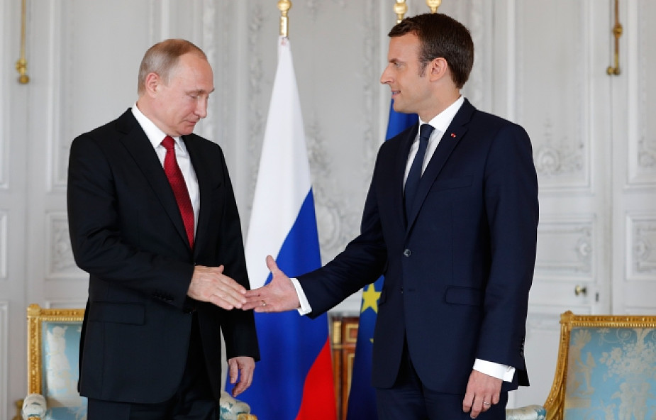 Putin uroczyście przyjęty w Wersalu przez Macrona