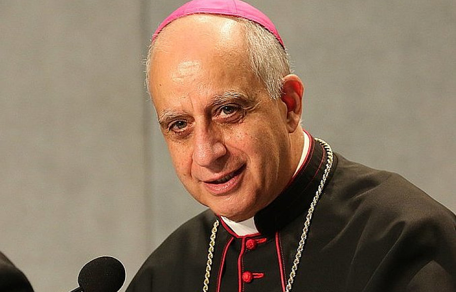 Abp Fisichella: nie używam wyrażenia "papież senior"