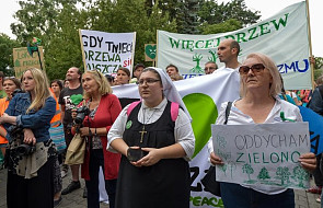 Warszawa: protest przeciwników wycinki drzew w Puszczy Białowieskiej