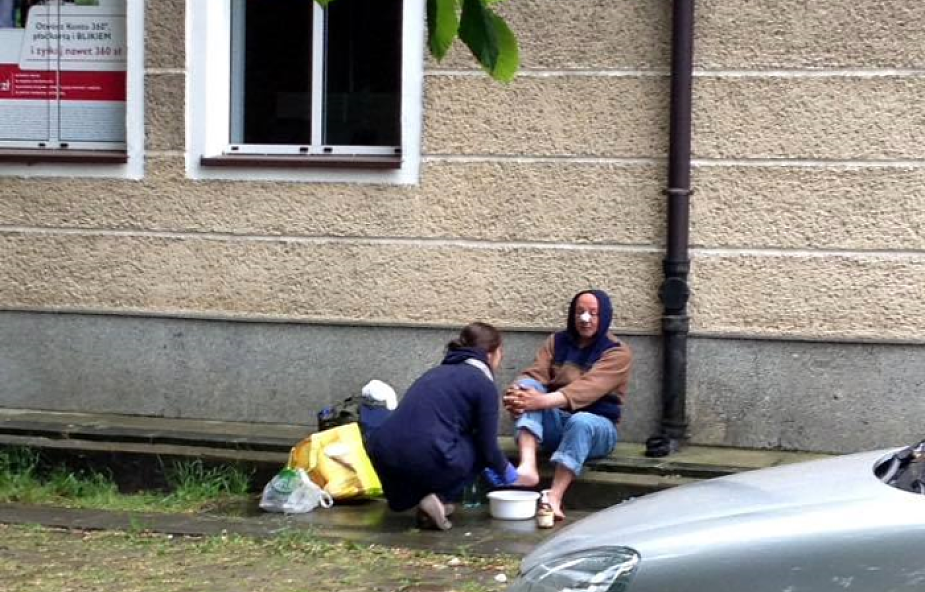 Dorota myje nogi osobom bezdomnym