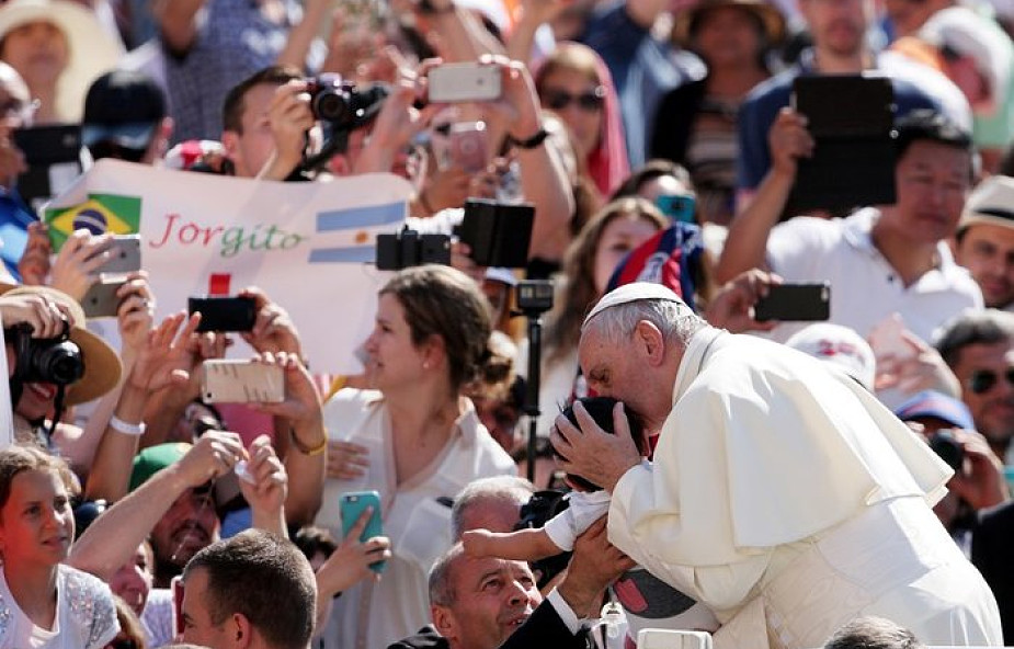 Jak rozdzielono papieską pomoc na Lesbos?