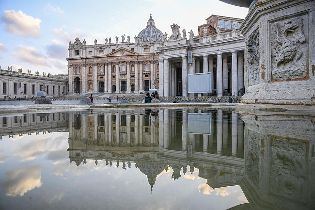 Watykan: papież postanowił zakręcić kurki - zdjęcie w treści artykułu