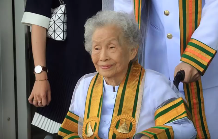 Tajlandia: 91-latka obroniła dyplom licencjata