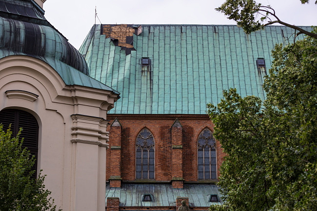 Silne nawałnice. Ucierpiała jedna z najważniejszych polskich katedr - zdjęcie w treści artykułu